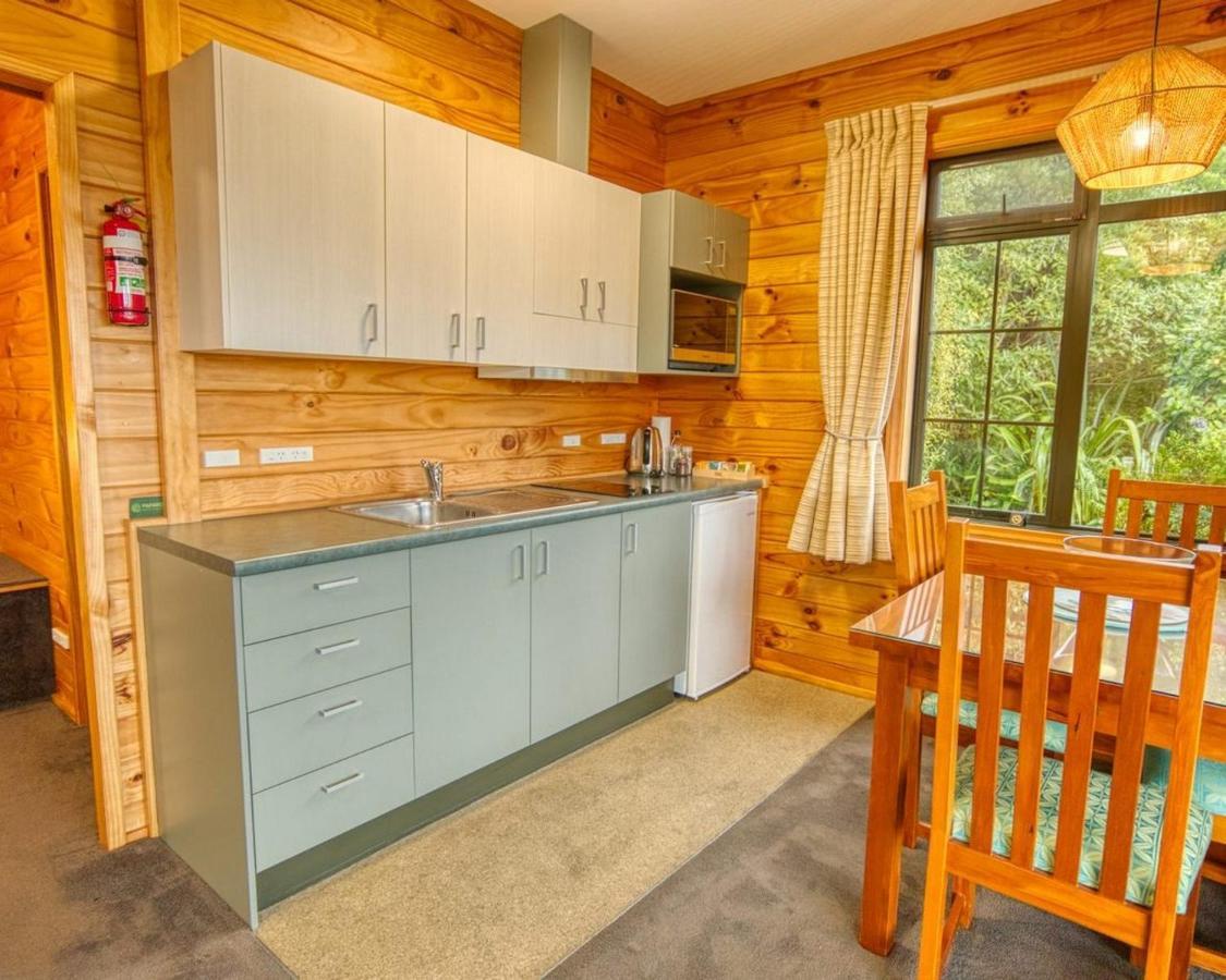 Paparoa Beach Hideaway With Hot Tub Barrytown Εξωτερικό φωτογραφία