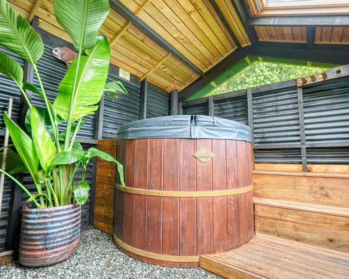 Paparoa Beach Hideaway With Hot Tub Barrytown Εξωτερικό φωτογραφία